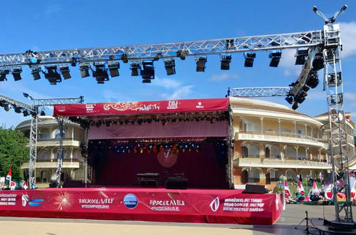 如何計算搭建木質鄭州背景板的人工費用？